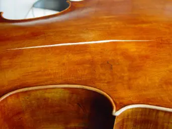 Großer Bodenstimmriss an Cello "hergezoomt"