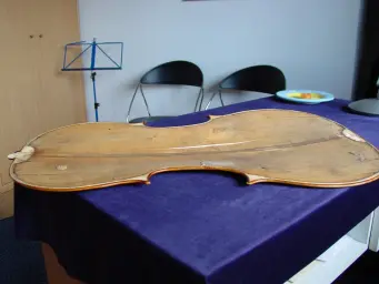 Großer Bodenstimmriss an Cello: Boden abgenommen