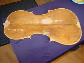Großer Bodenstimmriss an Cello: Fertig verputztes Futter mit zusätzlichen Rissbelegen
