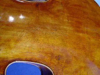 Großer Bodenstimmriss an Cello: So sieht die fertige Reparatur aus!
