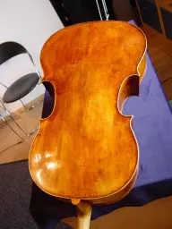 Großer Bodenstimmriss an Cello: So sieht die fertige Reparatur aus!